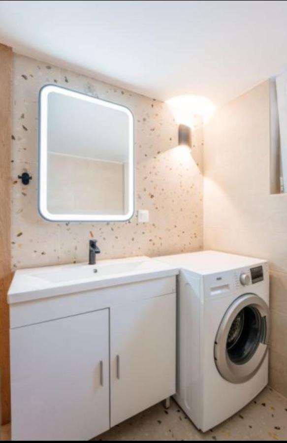 Brand New Apartment Nearby Metro Атина Екстериор снимка