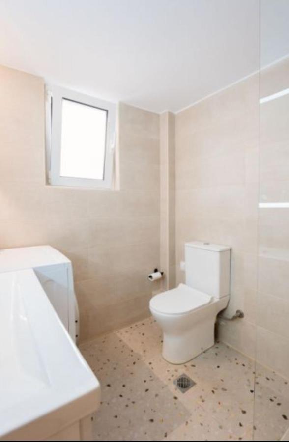 Brand New Apartment Nearby Metro Атина Екстериор снимка